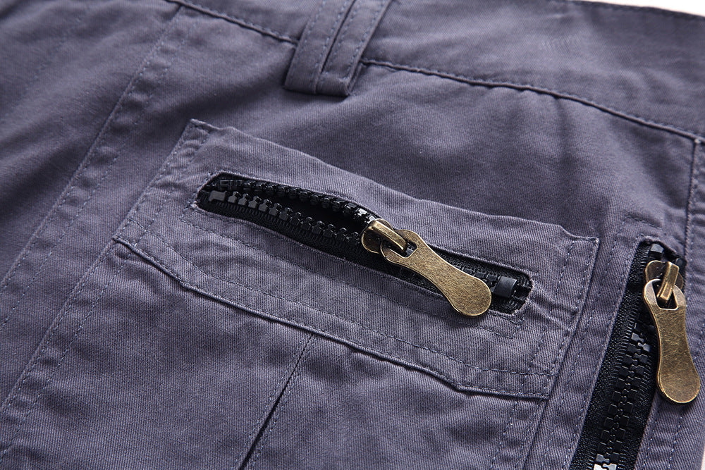 "Short tactique homme beige, style cargo, avec poches profondes et ceinture réglable, idéal pour activités extérieures."