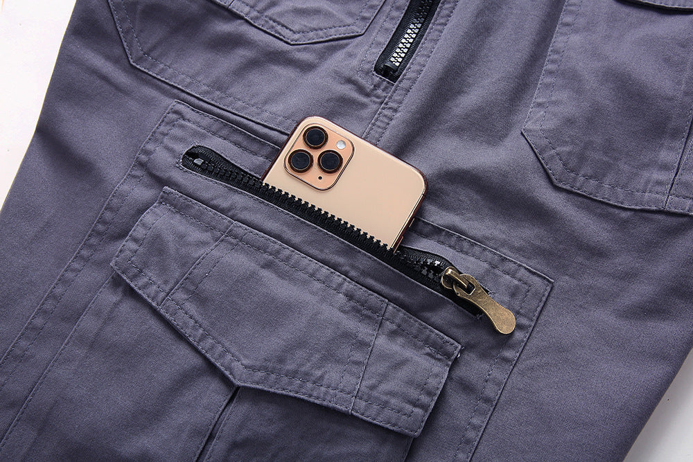 "Short tactique homme beige, style cargo, avec poches profondes et ceinture réglable, idéal pour activités extérieures."