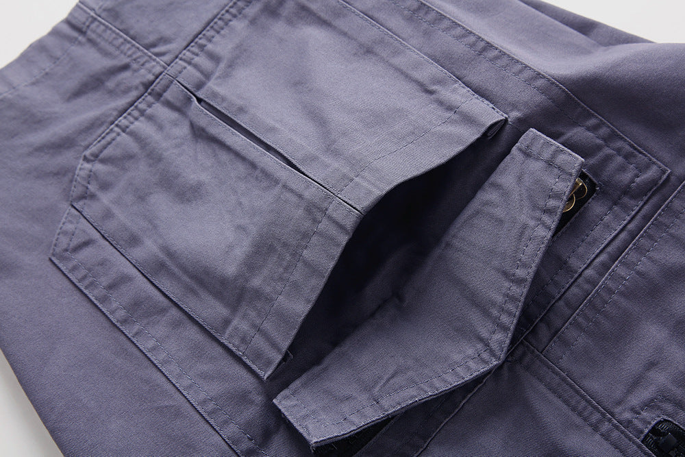 "Short tactique homme beige, style cargo, avec poches profondes et ceinture réglable, idéal pour activités extérieures."