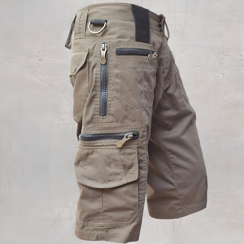 "Short tactique homme beige, style cargo, avec poches profondes et ceinture réglable, idéal pour activités extérieures."