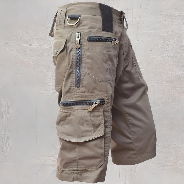 "Short tactique homme beige, style cargo, avec poches profondes et ceinture réglable, idéal pour activités extérieures."