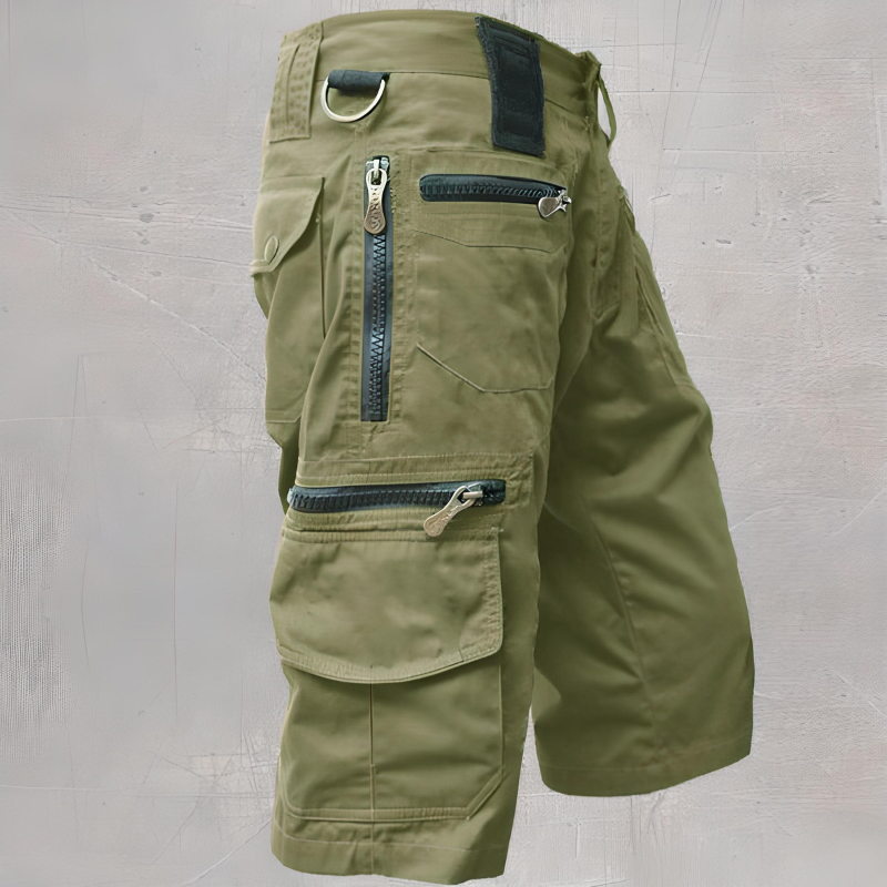 "Short tactique homme beige, style cargo, avec poches profondes et ceinture réglable, idéal pour activités extérieures."