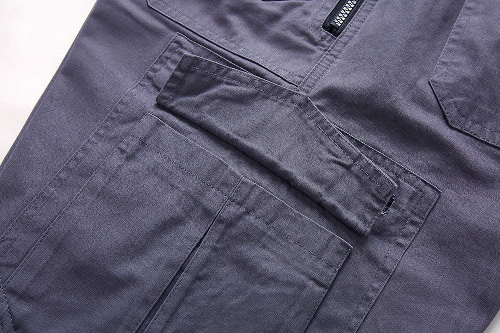 "Short tactique homme beige, style cargo, avec poches profondes et ceinture réglable, idéal pour activités extérieures."