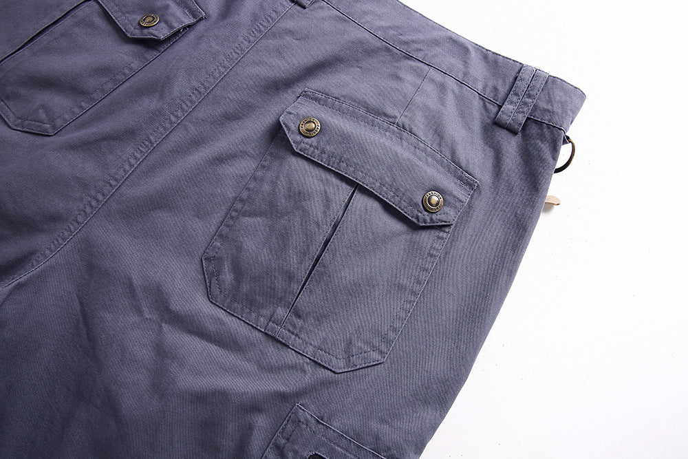 "Short tactique homme beige, style cargo, avec poches profondes et ceinture réglable, idéal pour activités extérieures."