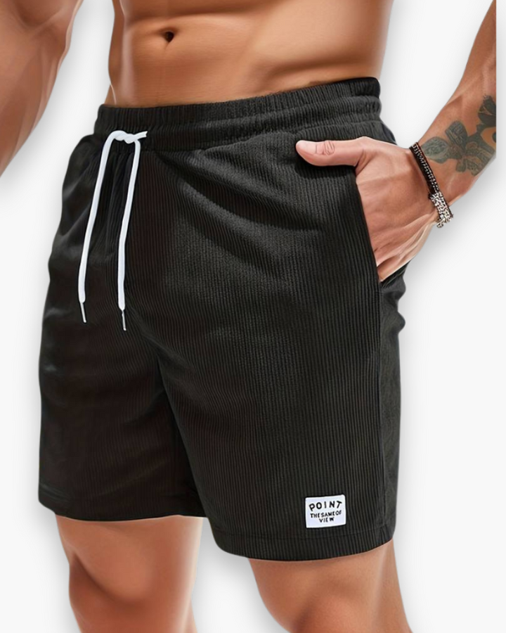 "Shorts d'été décontractés pour homme en tissu léger, design moderne, idéals pour journées chaudes et activités extérieures."