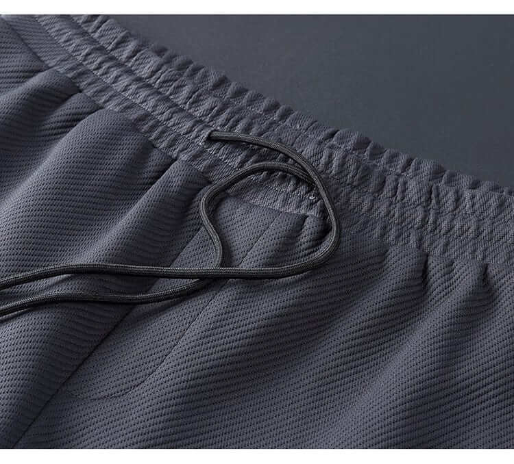 "Survêtement homme élégant moderne, tissu respirant, coupe soignée, détails épurés, parfait pour sport et sorties urbaines."