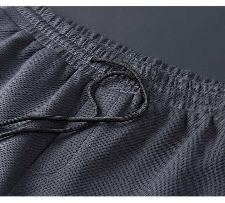 "Survêtement homme élégant moderne, tissu respirant, coupe soignée, détails épurés, parfait pour sport et sorties urbaines."