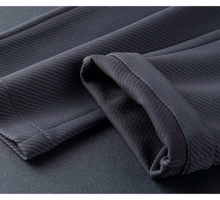 "Survêtement homme élégant moderne, tissu respirant, coupe soignée, détails épurés, parfait pour sport et sorties urbaines."