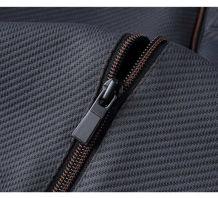 "Survêtement homme élégant moderne, tissu respirant, coupe soignée, détails épurés, parfait pour sport et sorties urbaines."