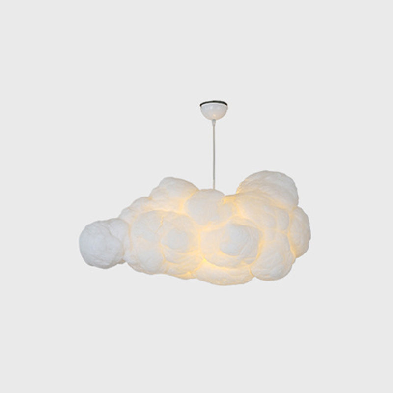 "Suspension nuage moderne blanche, luminaire aérien design pour intérieur contemporain, ambiance apaisante et élégante."