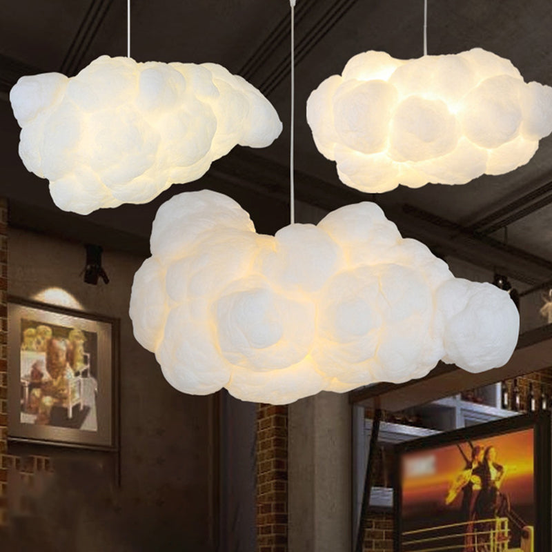 "Suspension nuage moderne blanche, luminaire aérien design pour intérieur contemporain, ambiance apaisante et élégante."