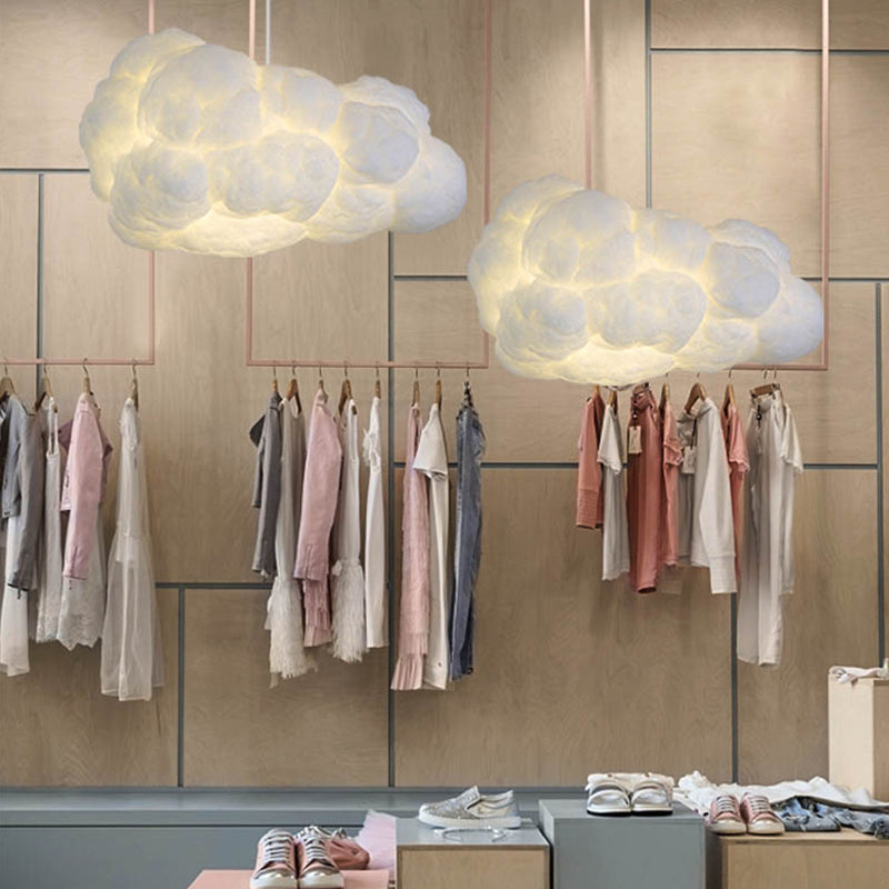 "Suspension nuage moderne blanche, luminaire aérien design pour intérieur contemporain, ambiance apaisante et élégante."