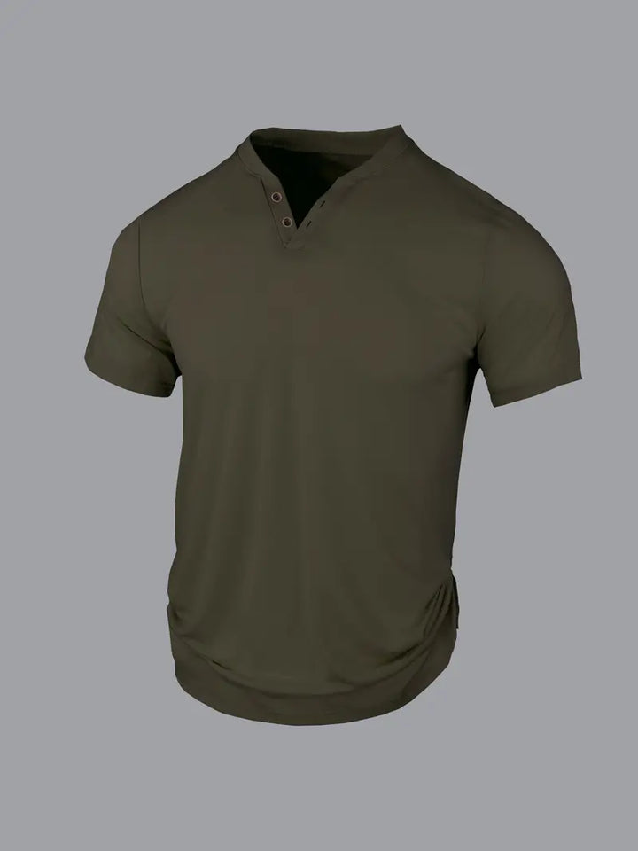 "T-shirt Henley vert élégant pour hommes, coupe classique, tissu léger et respirant, style décontracté et raffiné."