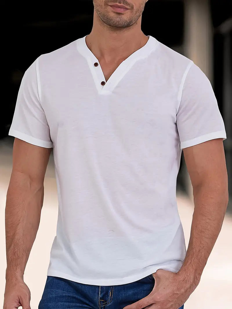 "T-shirt Henley vert élégant pour hommes, coupe classique, tissu léger et respirant, style décontracté et raffiné."