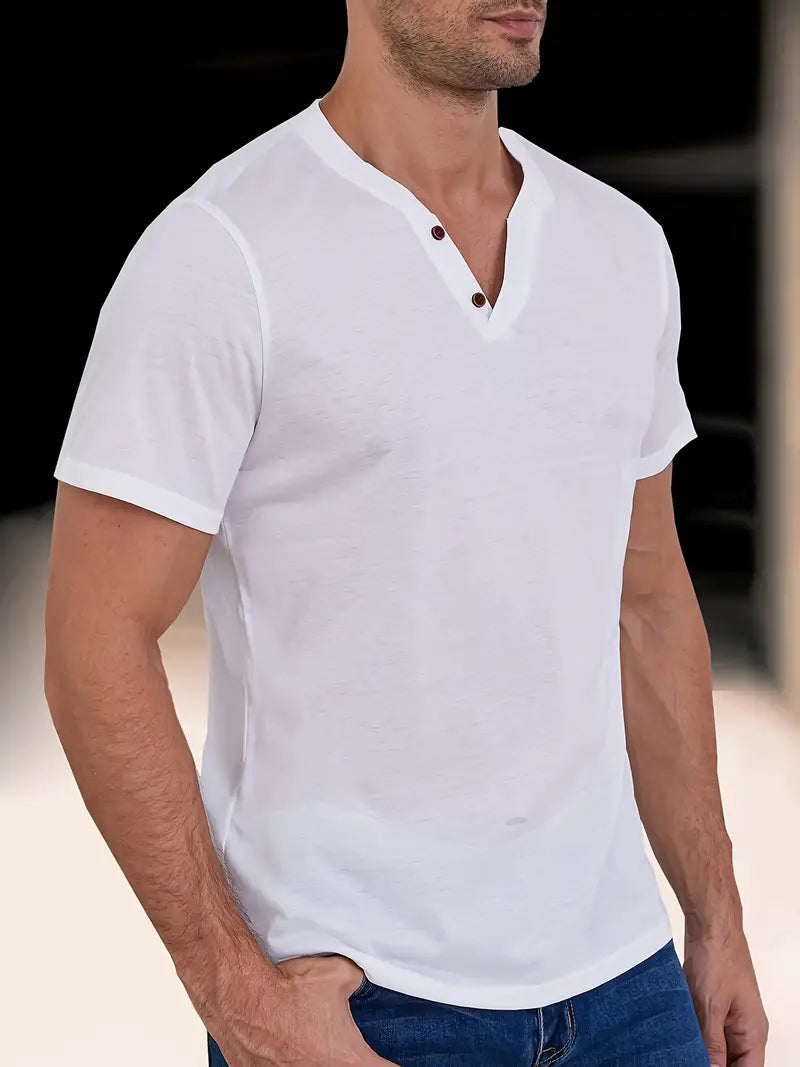 "T-shirt Henley vert élégant pour hommes, coupe classique, tissu léger et respirant, style décontracté et raffiné."