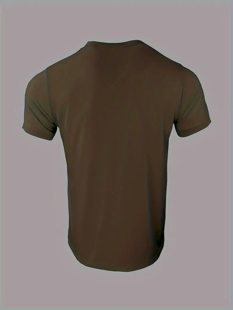 "T-shirt Henley vert élégant pour hommes, coupe classique, tissu léger et respirant, style décontracté et raffiné."