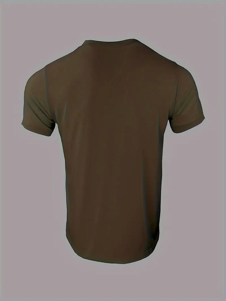 "T-shirt Henley vert élégant pour hommes, coupe classique, tissu léger et respirant, style décontracté et raffiné."