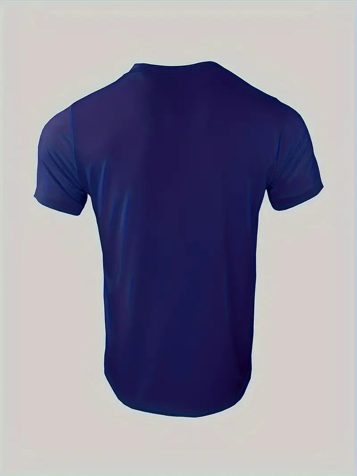 "T-shirt Henley vert élégant pour hommes, coupe classique, tissu léger et respirant, style décontracté et raffiné."