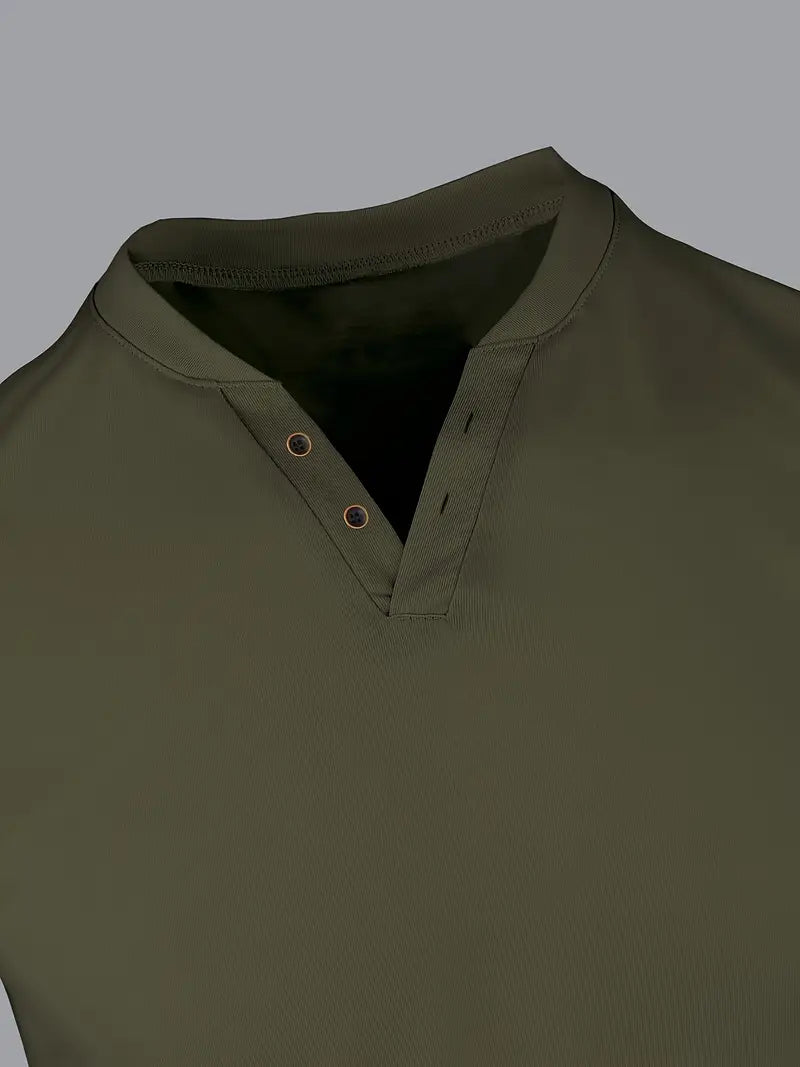 "T-shirt Henley vert élégant pour hommes, coupe classique, tissu léger et respirant, style décontracté et raffiné."