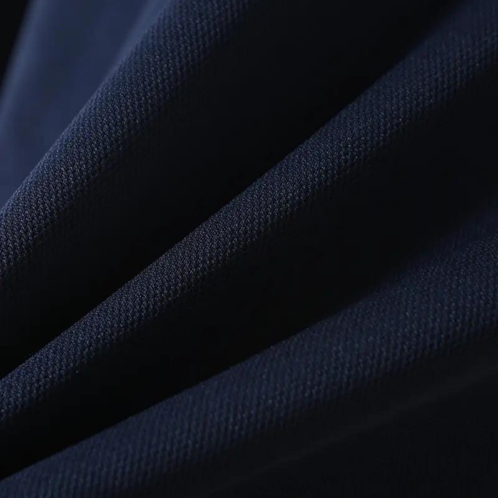 Tee-shirt homme à manches longues noir, coupe élégante, tissu doux et respirant, parfait pour style chic et confort.