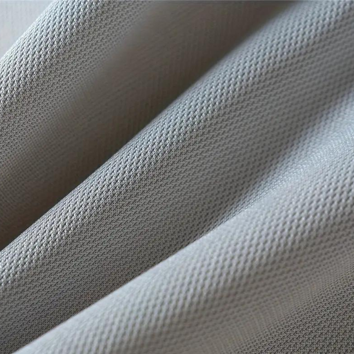 Tee-shirt homme à manches longues noir, coupe élégante, tissu doux et respirant, parfait pour style chic et confort.