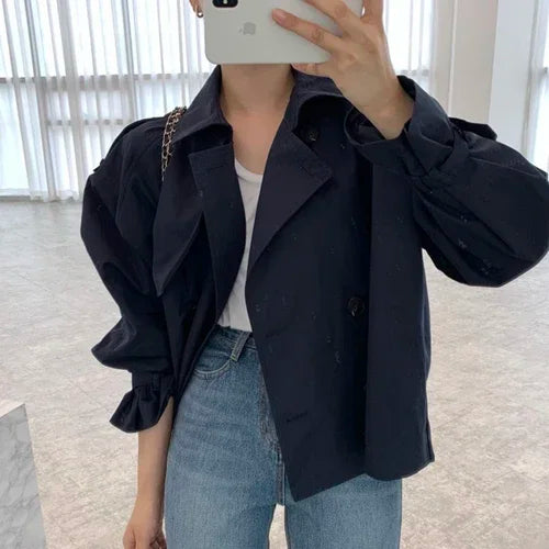 Trench-coat ample femme en dentelle, coupe élégante, couleur neutre, zip asymétrique, idéal mi-saison, style moderne.