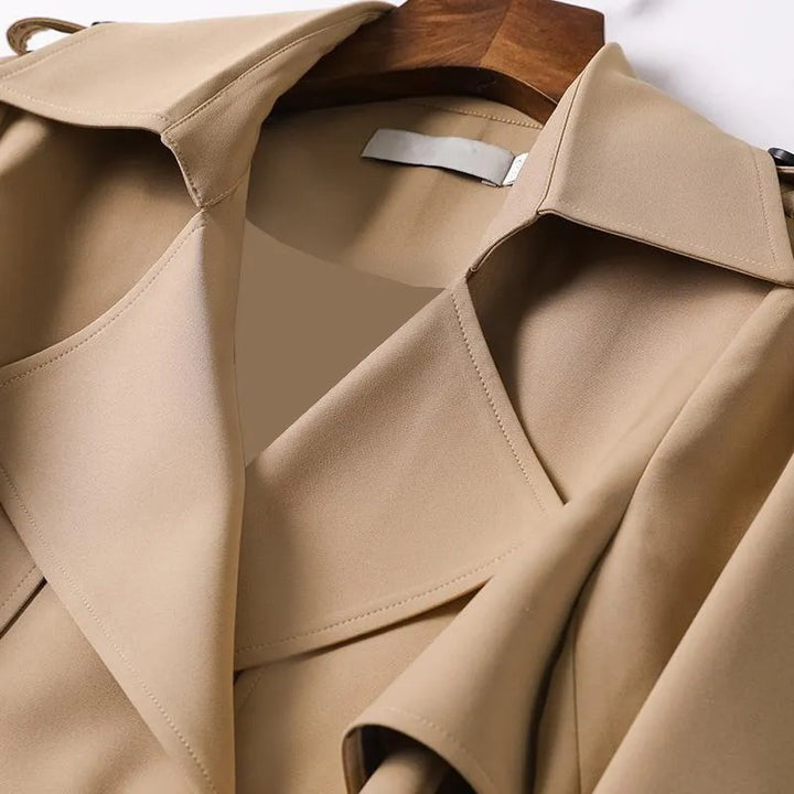 "Trench-coat Astra élégant et imperméable, vue avant, style chic avec tissu waterproof, couleur beige classic pour femmes"