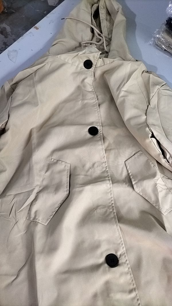 "Trench Saule pour femmes, imperméable chic, beige clair, coupe élégante, protection contre le vent, style intemporel."