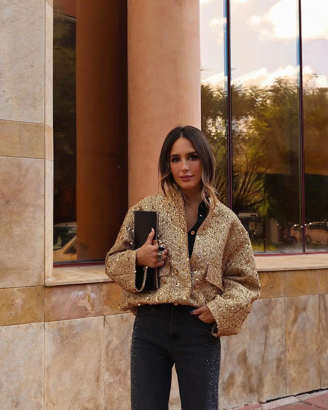 "Veste bomber femme dorée, moderne et ajustée, détails côtelés, idéale pour soirées et occasions spéciales."