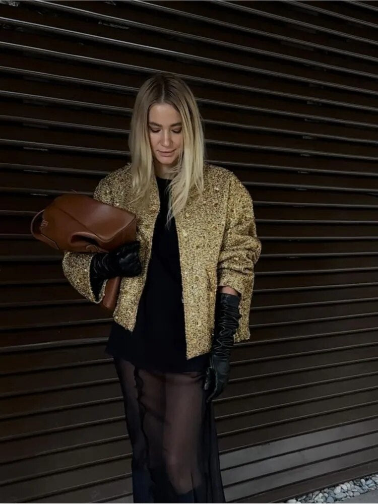 "Veste bomber femme dorée, moderne et ajustée, détails côtelés, idéale pour soirées et occasions spéciales."