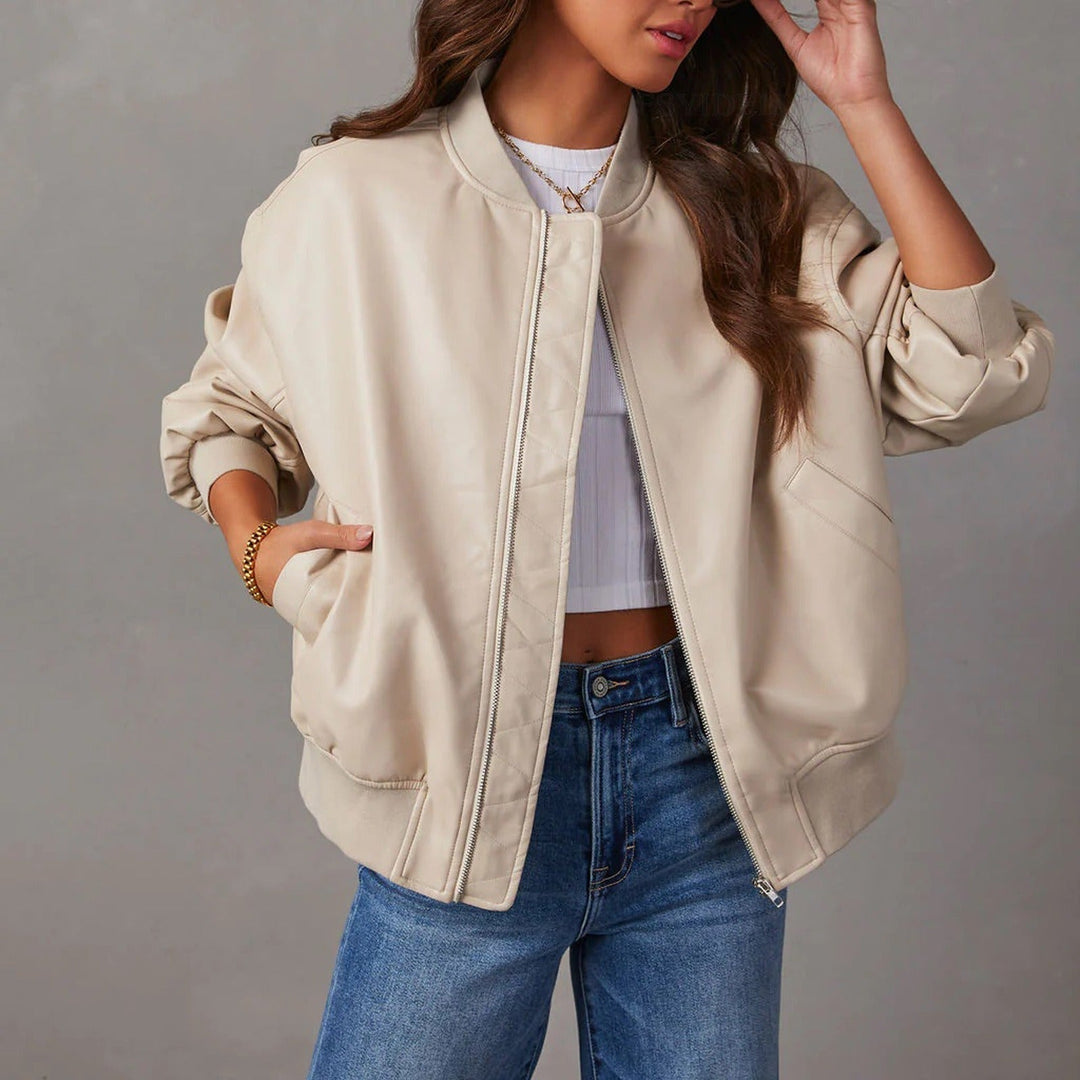 "Veste bomber femme élégante en cuir doux, fermeture éclair, style moderne, silhouette flatteuse, couleur noire."