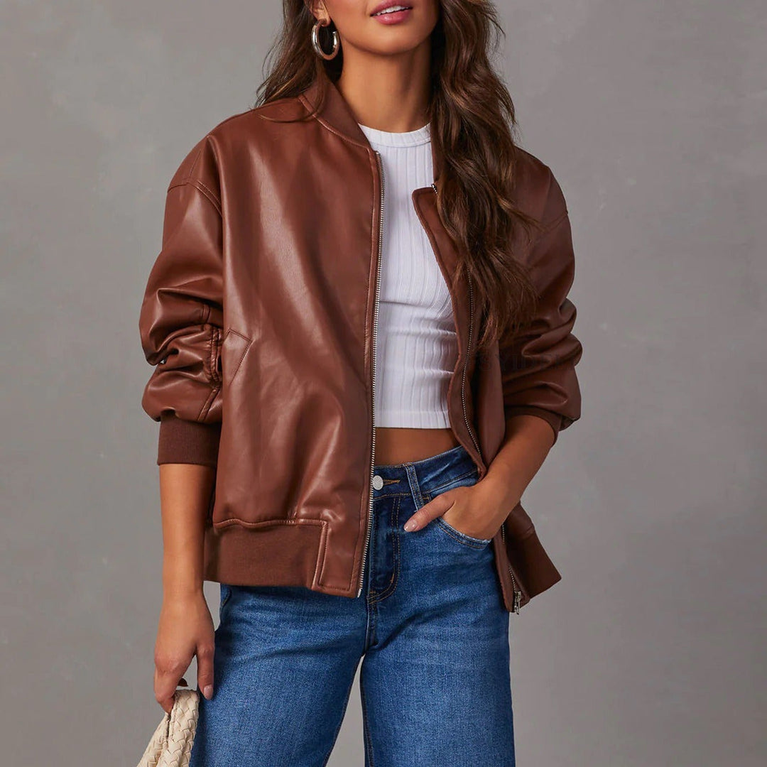"Veste bomber femme élégante en cuir doux, fermeture éclair, style moderne, silhouette flatteuse, couleur noire."