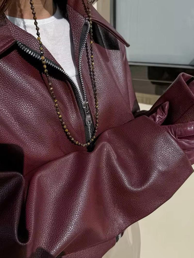 Veste bordeaux zip moderne, coupe élégante et chic. Idéale pour hommes, attire les regards et dégage confiance.