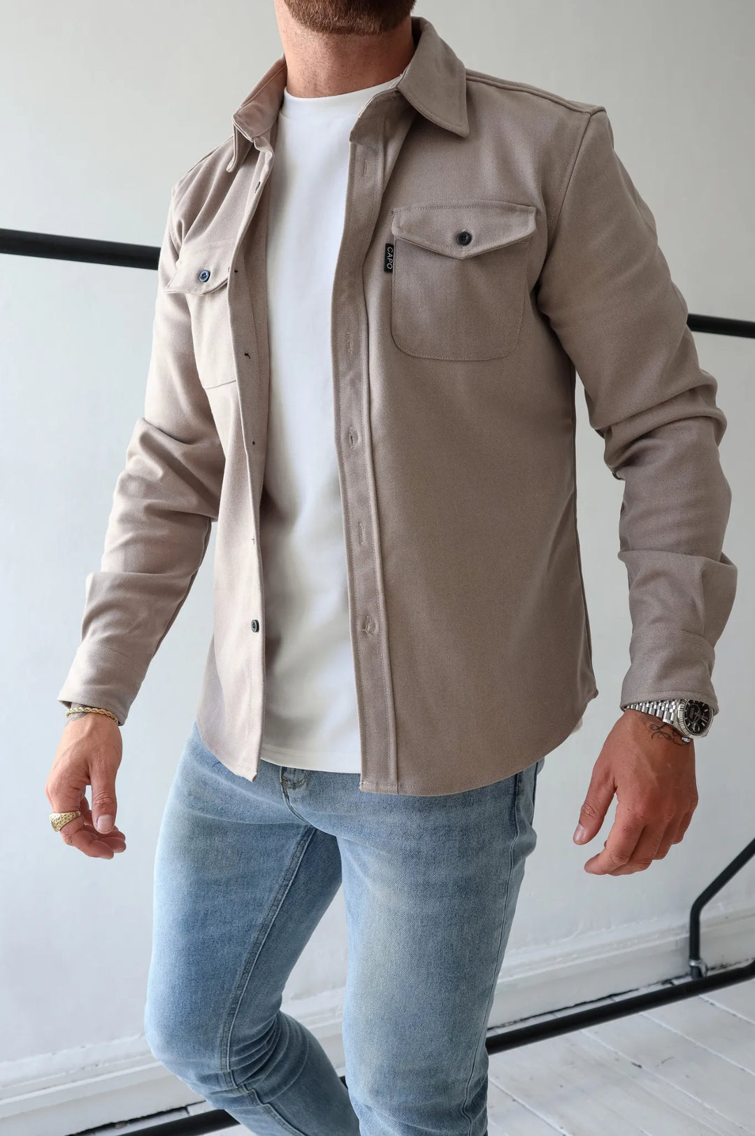 "Veste chemise moderne pour homme, coupe ajustée, couleur attrayante, polyvalente pour style décontracté et raffiné."