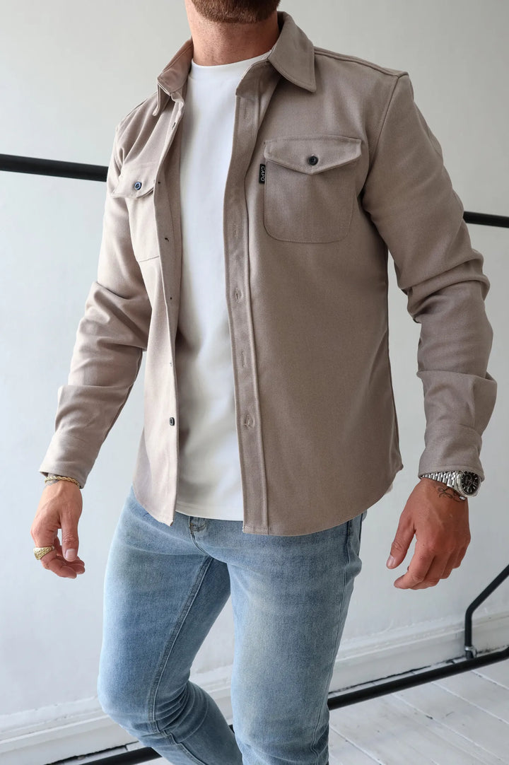 "Veste chemise moderne pour homme, coupe ajustée, couleur attrayante, polyvalente pour style décontracté et raffiné."