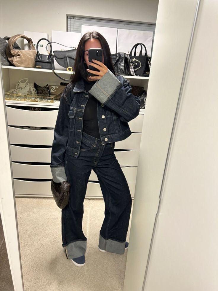 Veste courte en denim ajustée avec boutons métalliques et jean large taille haute à revers contrastés pour look urbain.