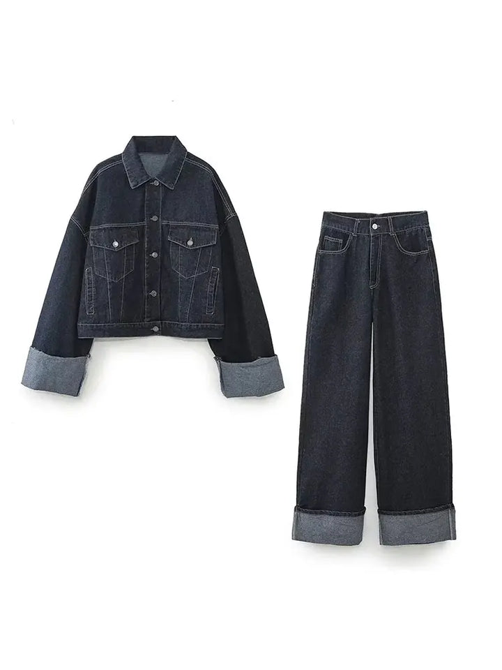 Veste courte en denim ajustée avec boutons métalliques et jean large taille haute à revers contrastés pour look urbain.