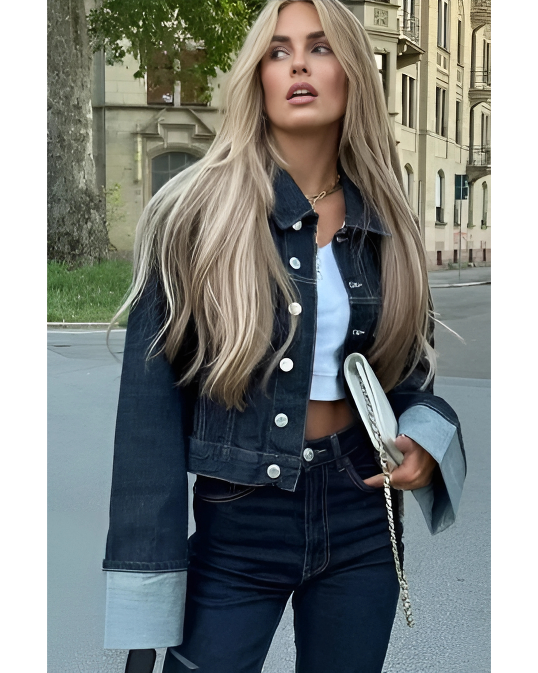 Veste courte en denim ajustée avec boutons métalliques et jean large taille haute à revers contrastés pour look urbain.