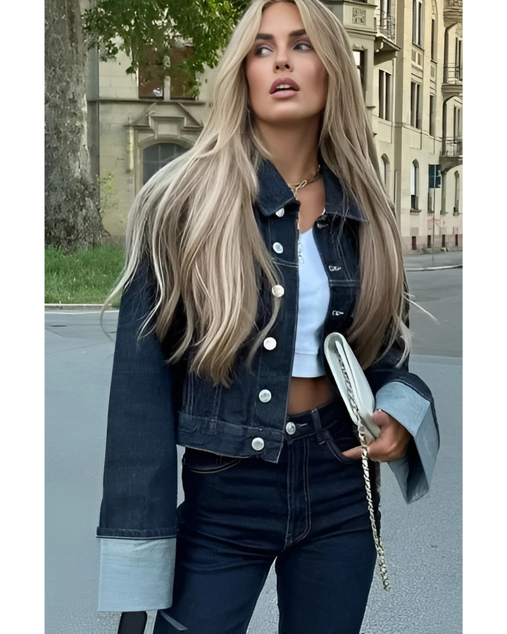 Veste courte en denim ajustée avec boutons métalliques et jean large taille haute à revers contrastés pour look urbain.