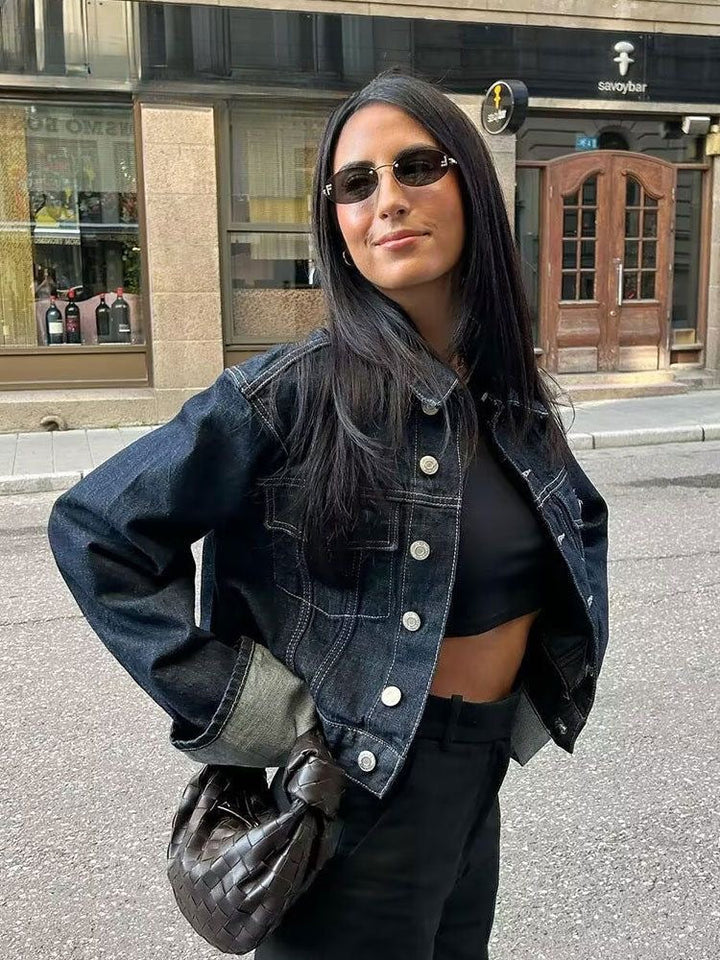 Veste courte en denim ajustée avec boutons métalliques et jean large taille haute à revers contrastés pour look urbain.