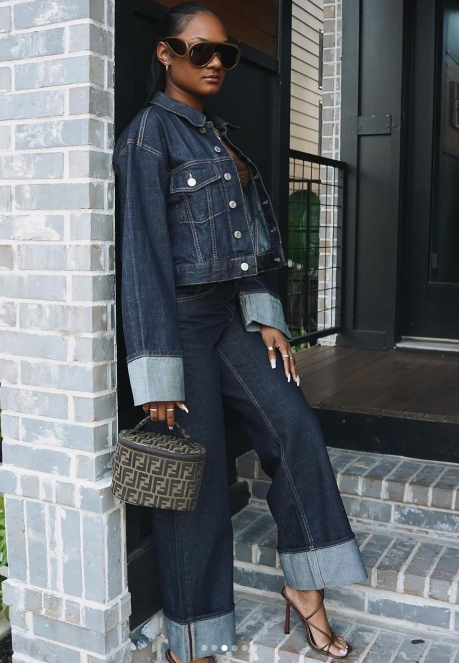 Veste courte en denim ajustée avec boutons métalliques et jean large taille haute à revers contrastés pour look urbain.
