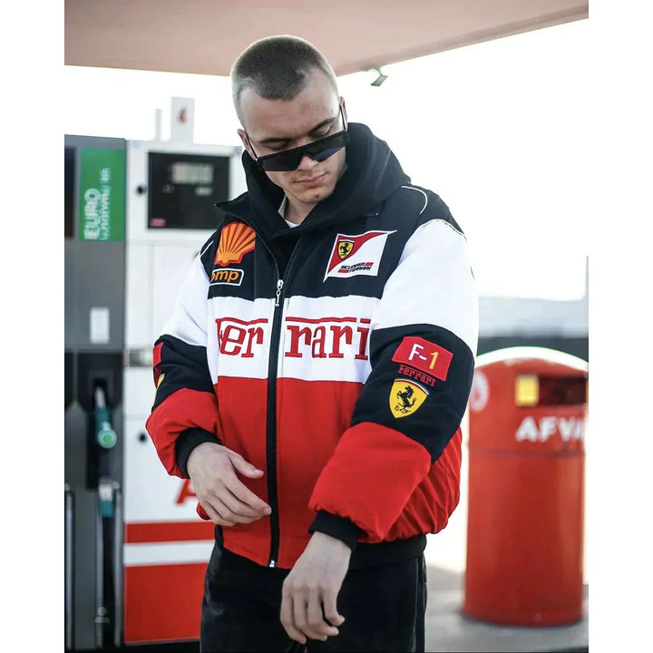 "Veste de course unisexe vintage au design inspiré course auto, style audacieux, polyvalent et confortable, fond rouge."
