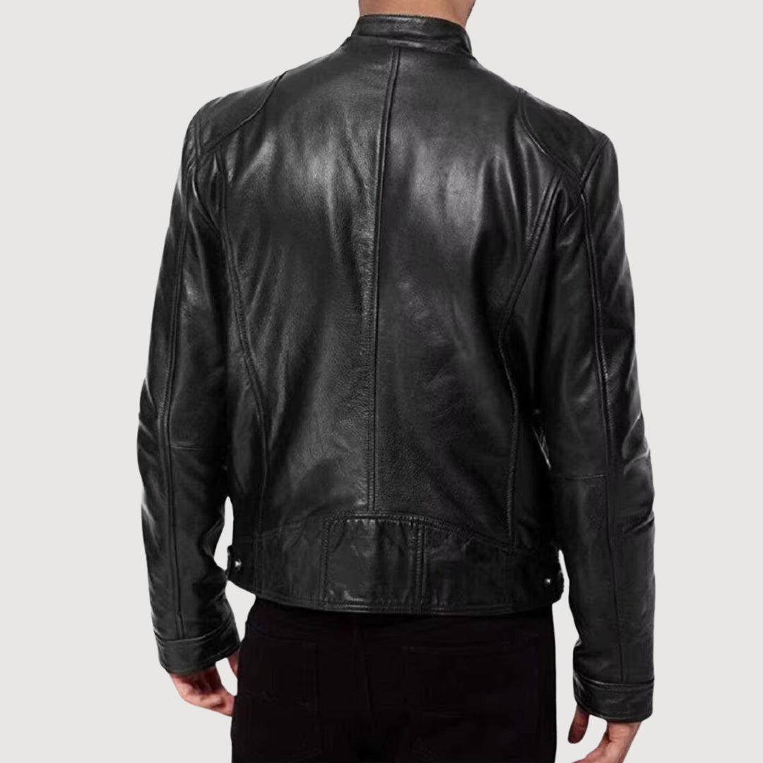 "Veste de moto homme effet cuir, look moderne et structuré, allure haut de gamme, confort et détails pratiques visibles."