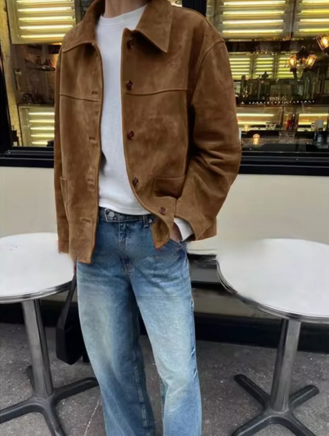 "Veste en daim vintage femme, couleur camel, boutonnage simple, encolure en V, style rétro élégant, coupe flatteuse."