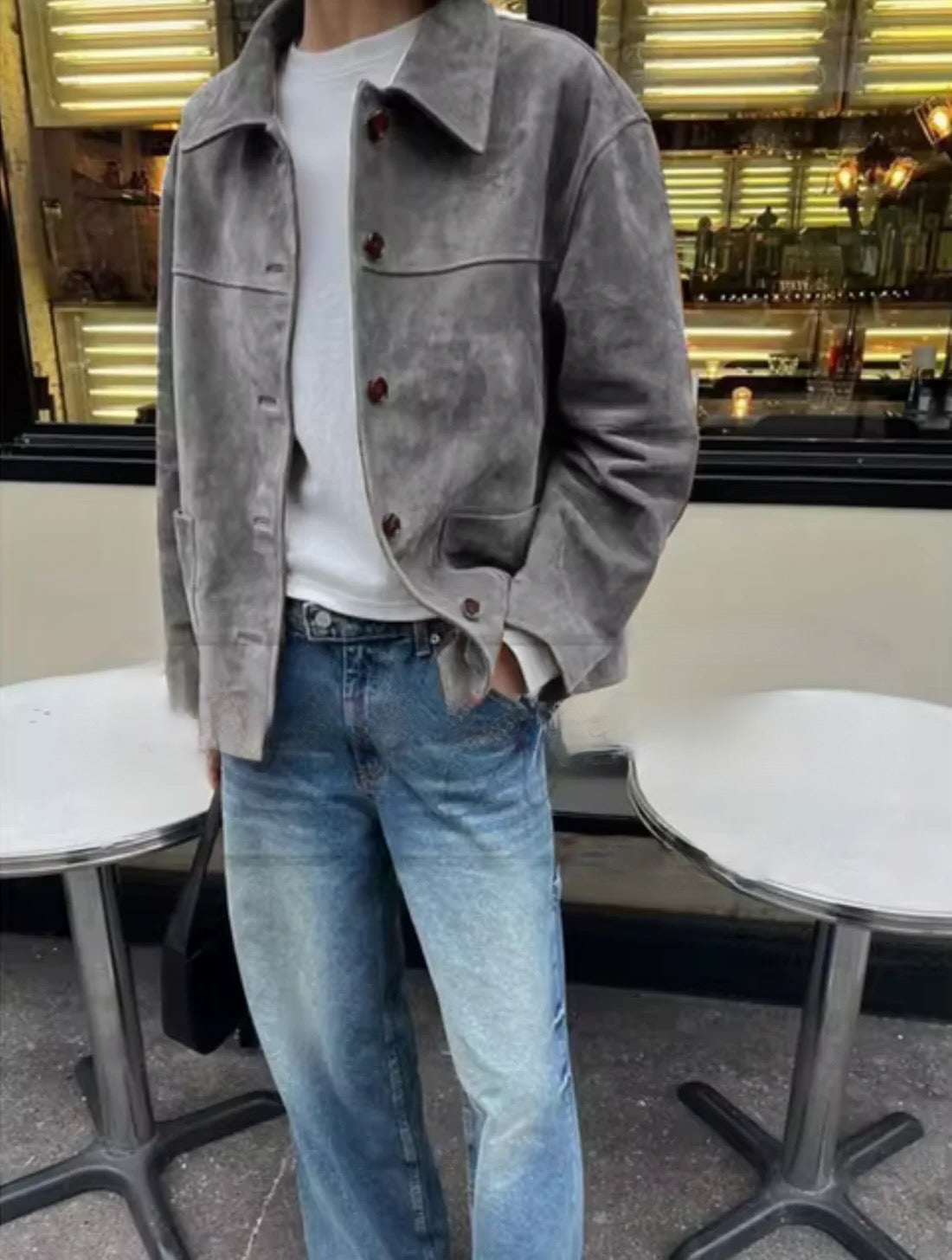 "Veste en daim vintage femme, couleur camel, boutonnage simple, encolure en V, style rétro élégant, coupe flatteuse."