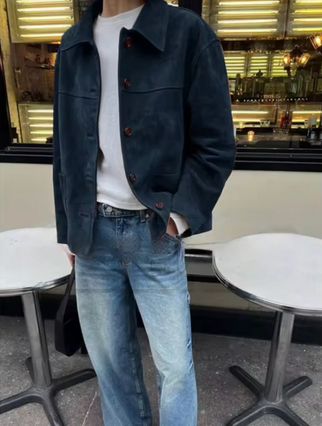 "Veste en daim vintage femme, couleur camel, boutonnage simple, encolure en V, style rétro élégant, coupe flatteuse."