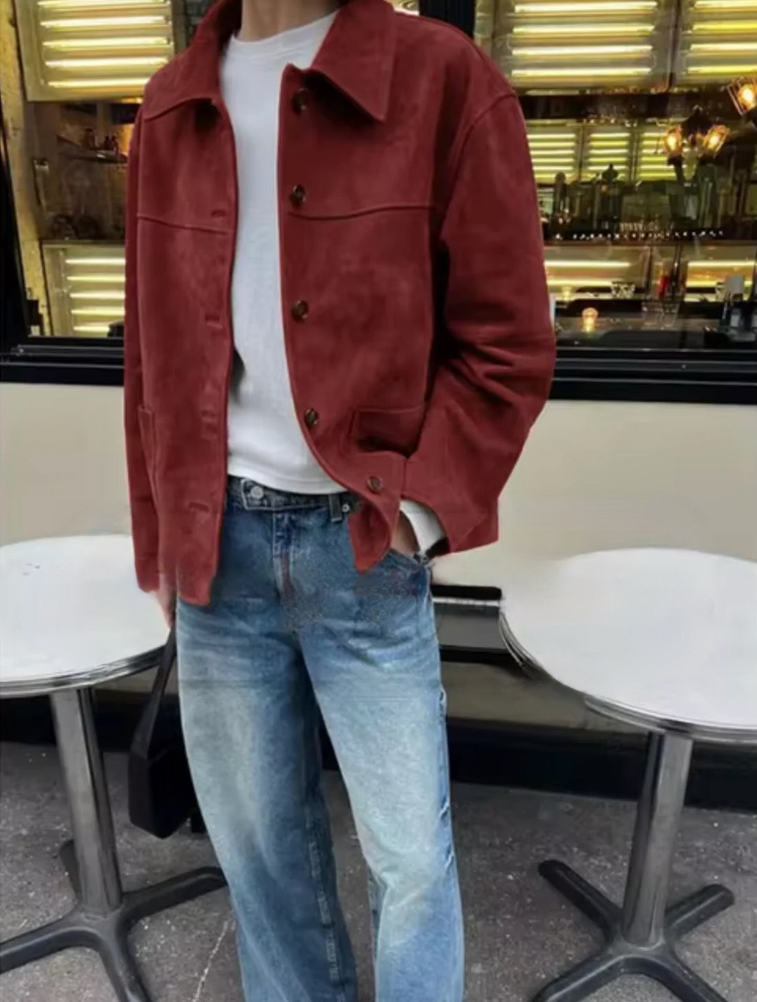 "Veste en daim vintage femme, couleur camel, boutonnage simple, encolure en V, style rétro élégant, coupe flatteuse."