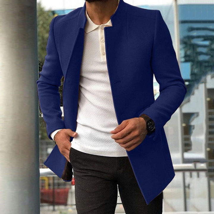 "Veste en denim bleu pour hommes, coupe moderne, texture robuste, parfaite pour un style décontracté et élégant."