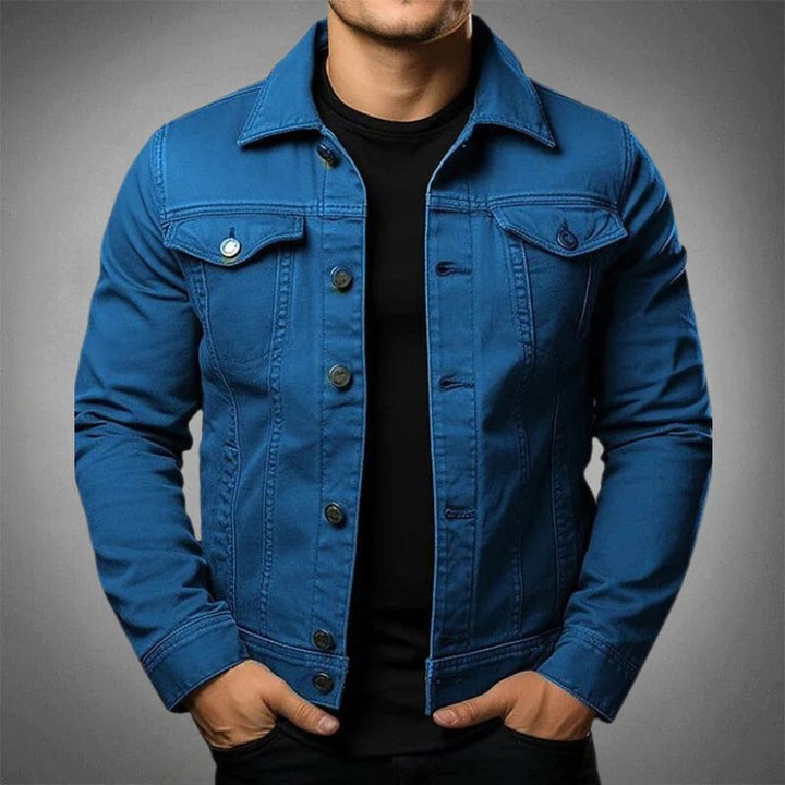 "Veste en denim homme moderne, bleu, boutonnière frontale, design contemporain, pour un style durable et polyvalent."