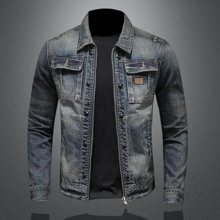 "Veste en denim rétro pour homme, style vintage, teinte bleu clair, coupe classique et poches pratiques."